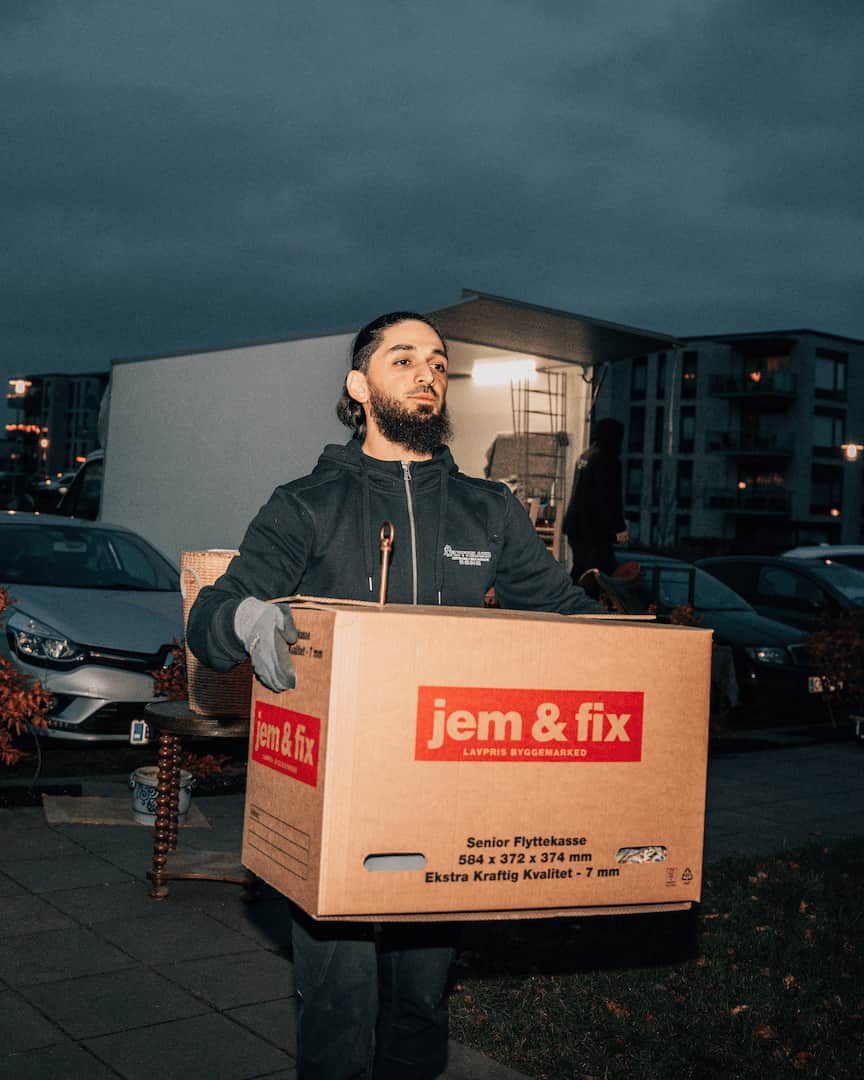 Flyttemand går med kasse